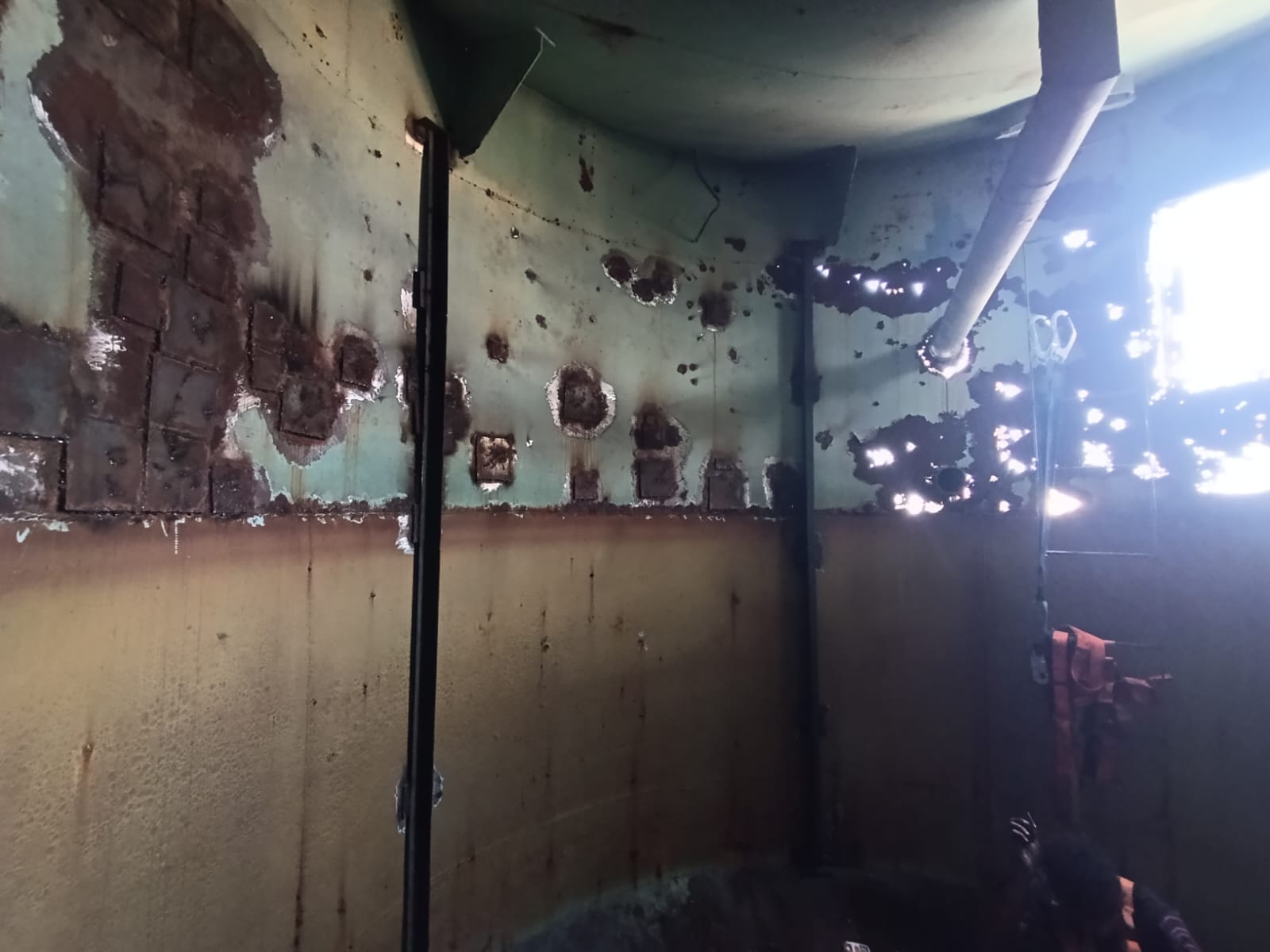 Interior de torre de reservatório com corrosão e furos