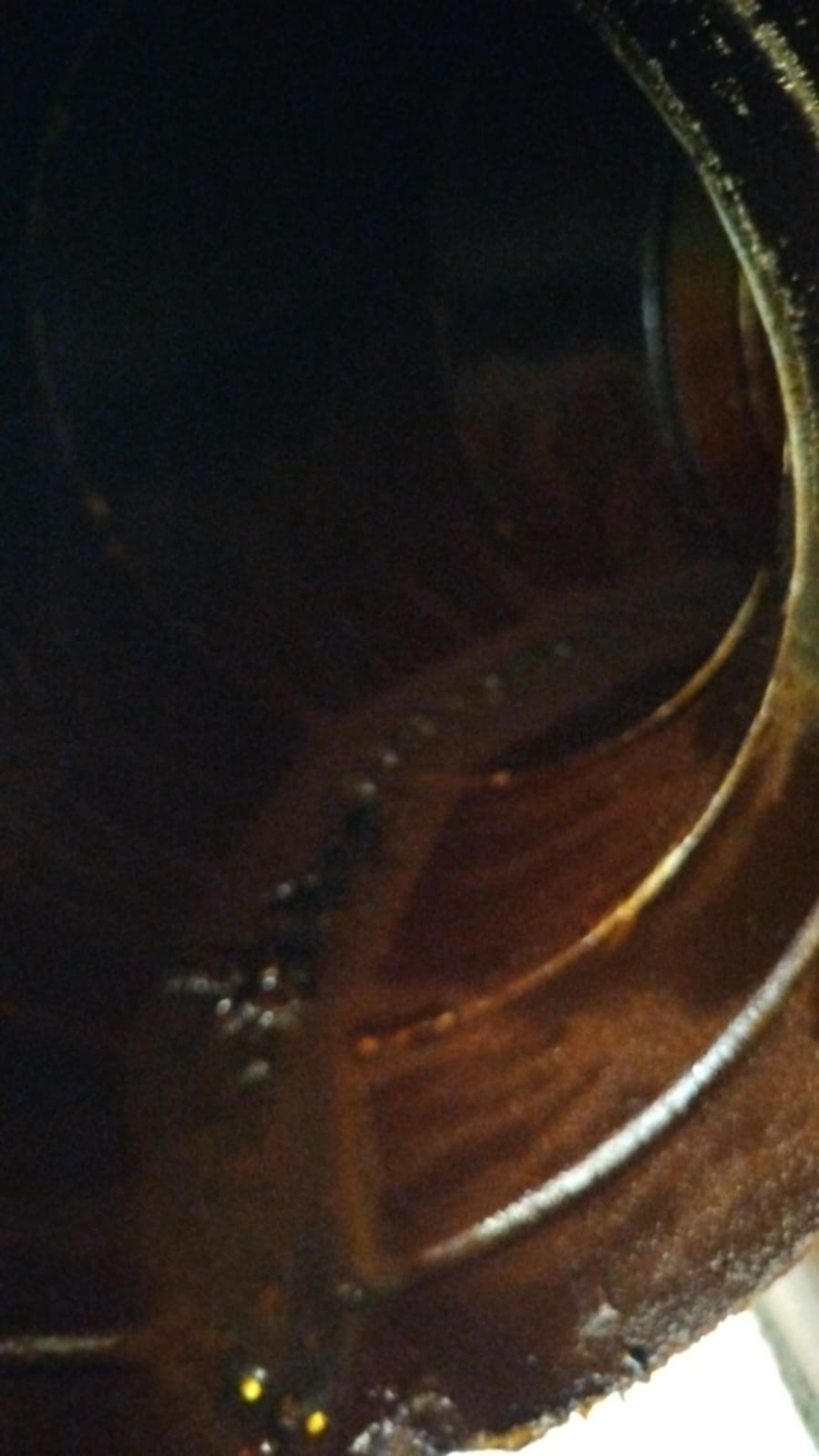 Duto de exaustão com gordura acumulada antes da limpeza
