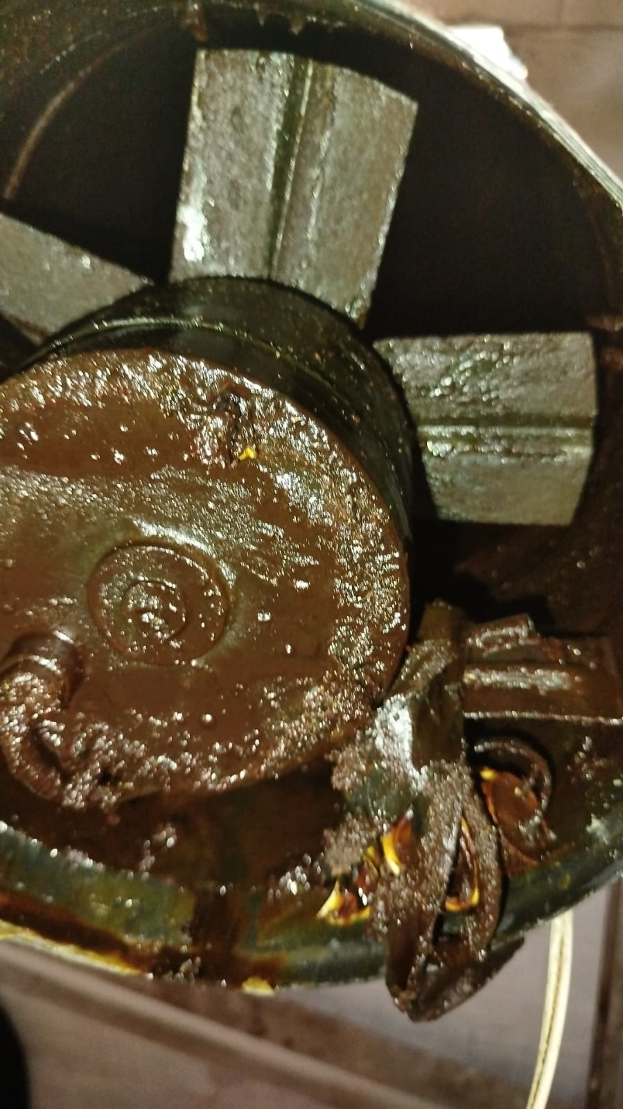 Exaustor de coifa com gordura acumulada antes da limpeza