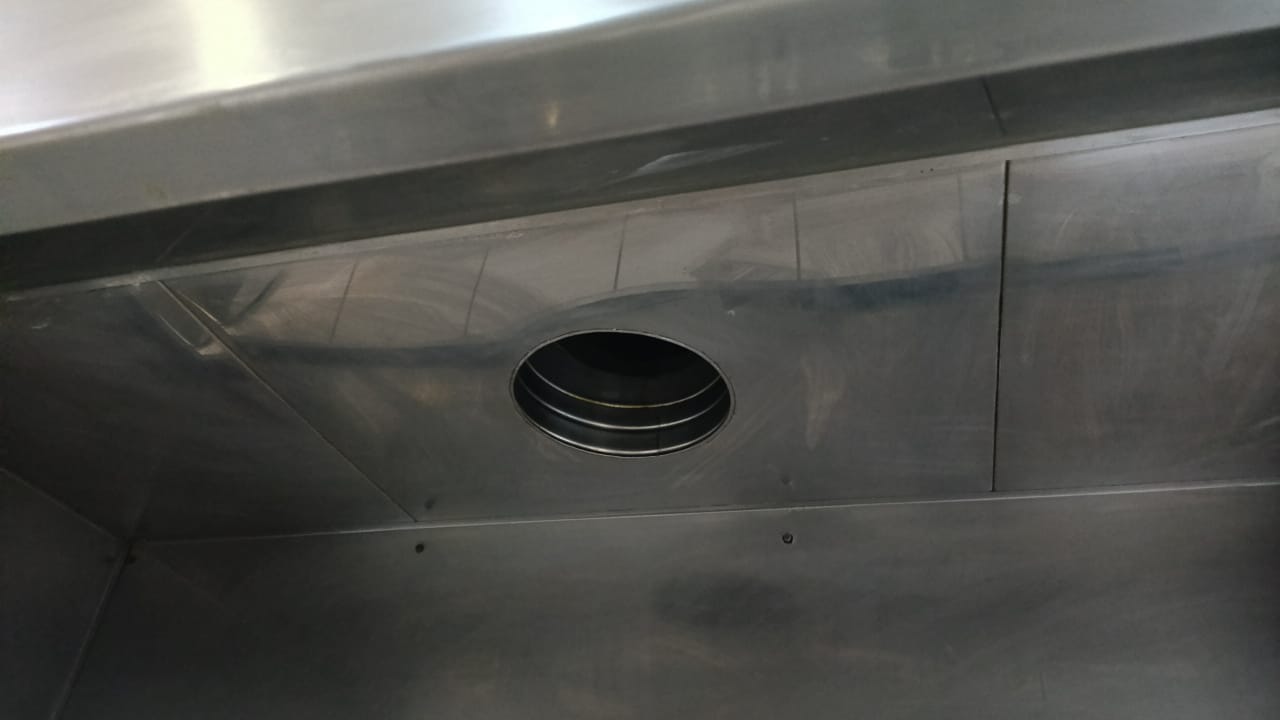 Limpeza de coifa e duto de exaustão em cozinha industrial