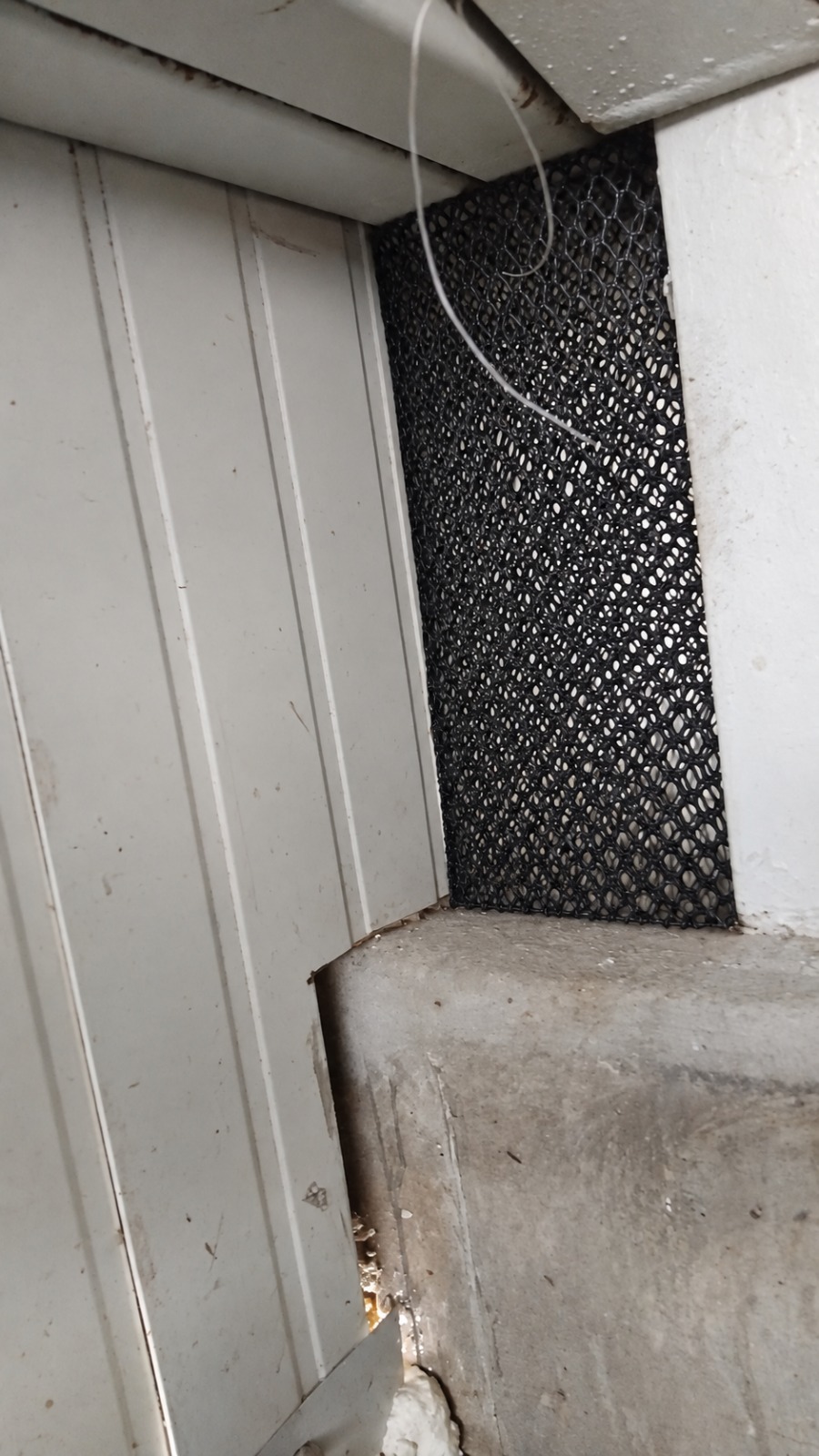 Instalação de tela anti-pombo em telhado industrial