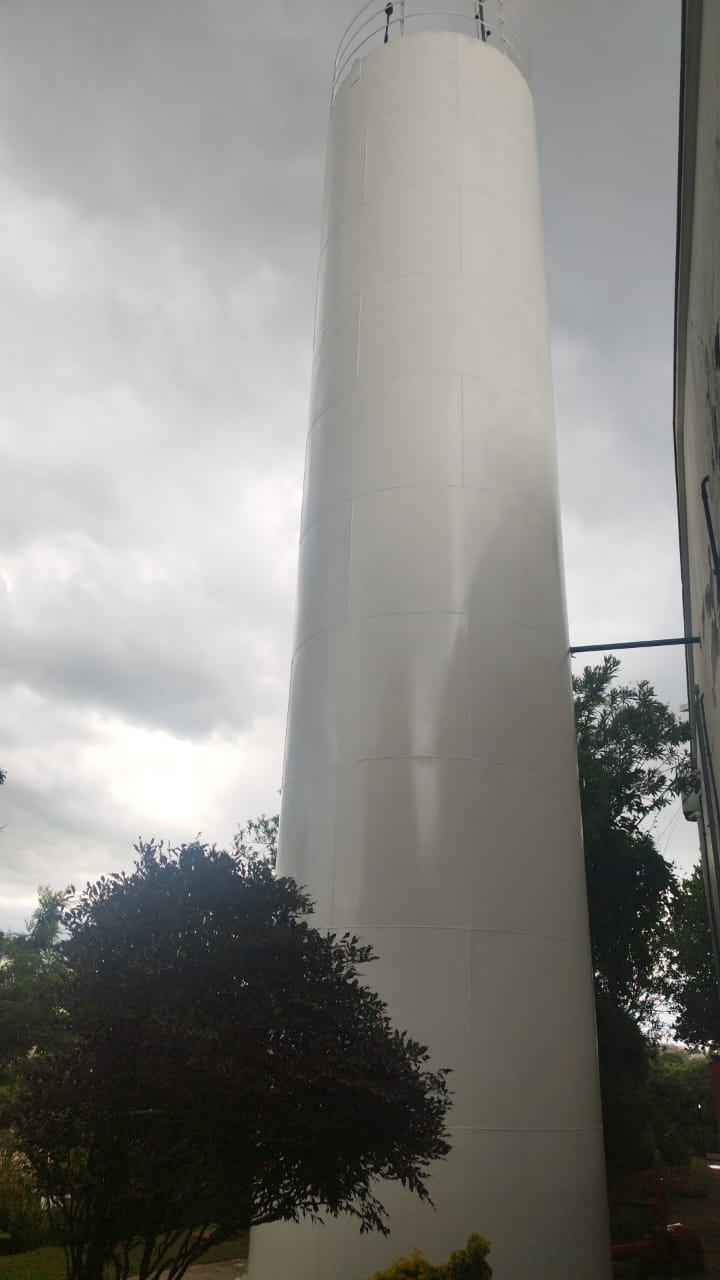 Torre de reservatório restaurada e repintada de branco