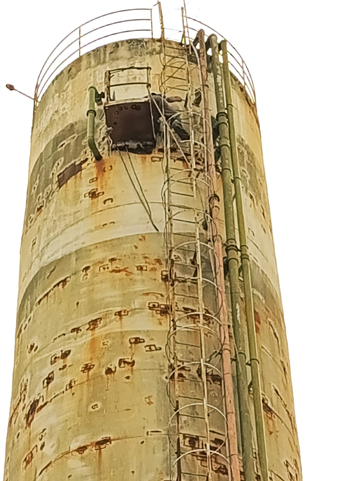 Torre com corrosão avançada antes da restauração